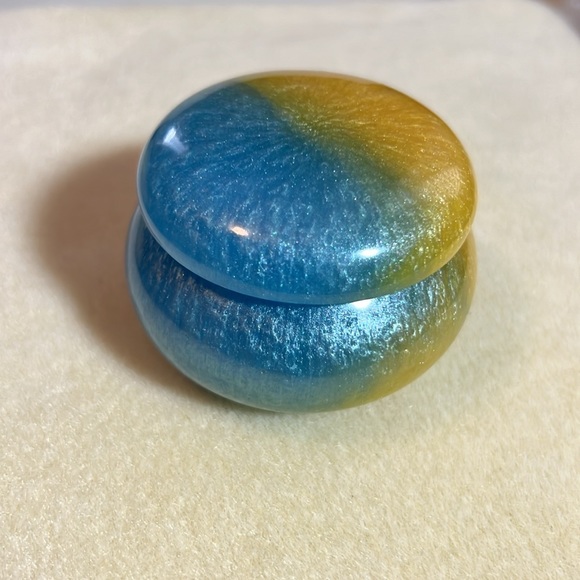Light blue and yellow trinket resin dish with lid - Picture 2 of 7